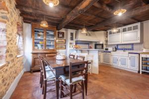 cocina con mesa de madera y sillas en Shaleo, Casa indipendente con piscina privata, Marliana en Marliana