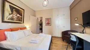 - une chambre avec un lit et des serviettes dans l'établissement Koukaki Cozy Studio Retreat 1' from metro, à Athènes