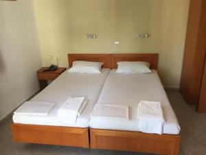 Rúm í herbergi á Iris Hotel