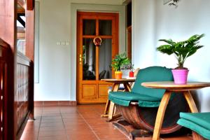 a room with a table and chairs and a door at Violetta Vendégház in Eger