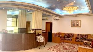 een lobby met een bar in een gebouw bij Super OYO 151 Manam 2 Hotel Apartment in Muscat