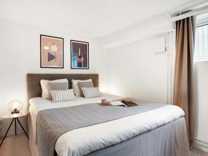 ein Schlafzimmer mit einem großen Bett in einem Zimmer in der Unterkunft Sanders Charm - Cozy One-Bedroom Apartment with Shared Garden in Kopenhagen
