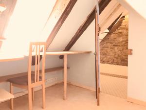 Palanda nebo palandy na pokoji v ubytování Attic Duplex in the Heart of Strasbourg