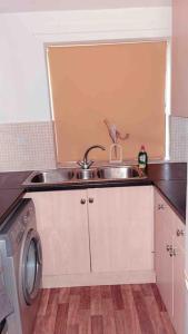 Cuina o zona de cuina de Cosy flat close to city centre.