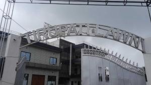 un edificio con un cartel encima en OYO Flagship Tirupati Lawn And Hotel en Lucknow