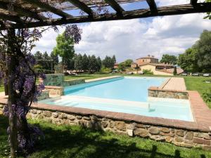 una piscina en el patio de una casa en Luxury Resort with swimming pool in the Tuscan countryside, Villas on the ground floor with private outdoor area with panoramic view en Osteria Delle Noci