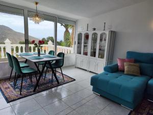 een woonkamer met een tafel en een blauwe bank bij Chalet Sonnen-Zeit in Chayofa