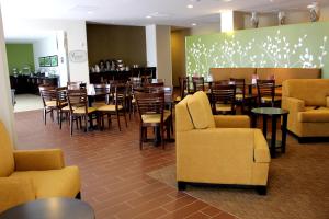 - un restaurant avec des chaises, des tables et des chaises dans l'établissement Sleep Inn & Suites, à Odessa
