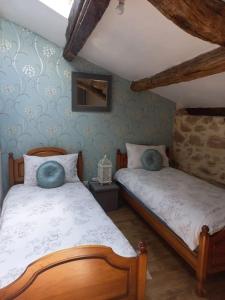 1 dormitorio con 2 camas individuales en un ático en Cherry Blossom Cottage en Gorre