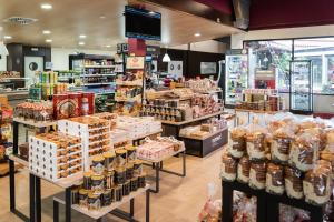 una tienda llena de muchos tipos diferentes de comida en AS Monreal del Campo, en Monreal del Campo