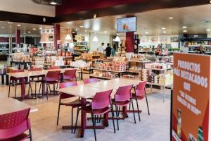 un restaurante con mesas y sillas en una tienda en AS Monreal del Campo, en Monreal del Campo