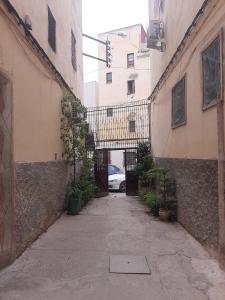 eine Gasse zwischen zwei Gebäuden mit geparktem Auto in der Unterkunft Appart Artisanal BATHA Fez in Fès