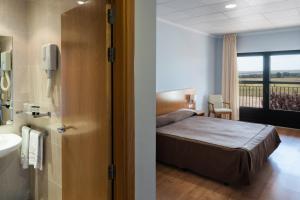 A bed or beds in a room at AS Monreal del Campo Még 37 kép