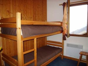 a bedroom with two bunk beds in a cabin at Duplex cosy 3 pièces pour 6 pers. à Crest-Voland, balcon, proche des pistes et commerces - FR-1-733-58 in Crest-Voland