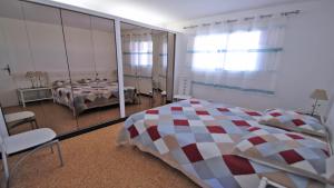 1 dormitorio con espejo grande y cama en Le Neptune, en Sainte-Maxime