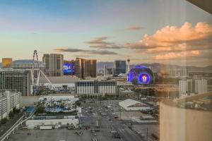 - une vue sur une grande ville avec un bâtiment dans l'établissement NO RESORT FEES-MGM StripView Adjoining Suites F1 View, à Las Vegas