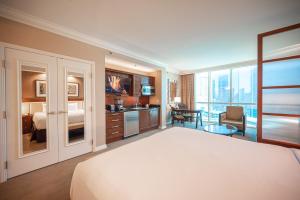 een slaapkamer met een groot bed en een kamer met uitzicht bij NO RESORT FEES-MGM StripView Adjoining Suites F1 View in Las Vegas