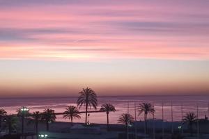 - Vistas al océano y a las palmeras al atardecer en Precioso apartamento con vistas al mar. Piscina. en Valencia