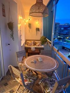 uma varanda com uma mesa e cadeiras. em Precioso apartamento con vistas al mar. Piscina. em Valência