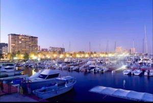 un grupo de barcos atracados en un puerto deportivo por la noche en Precioso apartamento con vistas al mar. Piscina. en Valencia