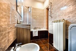 a bathroom with a sink and a toilet and a tub at Atlantis Inn Castelgandolfo in Castel Gandolfo
