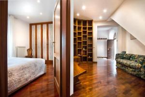 カステル・ガンドルフォにあるAtlantis Inn Castelgandolfoのベッドルーム1室(ベッド1台付)、リビングルーム(ソファ付)