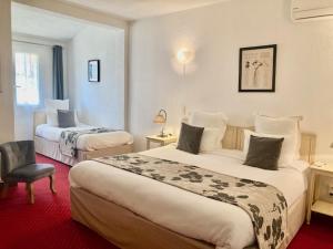 Postel nebo postele na pokoji v ubytování Hôtel Porte de Camargue - Les Quais d'Arles