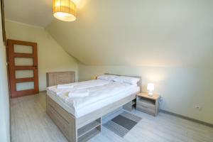 Posteľ alebo postele v izbe v ubytovaní Parkowa Polana - PolanicaApartamenty
