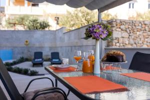 stół z ciastem i wazonem kwiatów w obiekcie Apartment Medea, St. Martin w miejscowości Mali Lošinj
