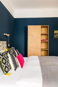 1 dormitorio con paredes azules y 1 cama con almohadas en One Bedroom Apartment with Balcony H12 en Berlín