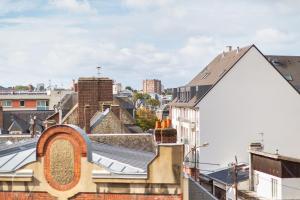 einen Blick auf die Stadt vom Dach eines Gebäudes in der Unterkunft Cosy Jungle Un magnifique F5 in Rouen