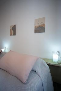 1 dormitorio con cama con almohada y mesa en Casa Ángeles en Teruel