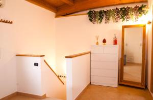Cette chambre comprend une armoire blanche et une porte. dans l'établissement AMORE SE-WOODEN APARTMENTS, à Corato