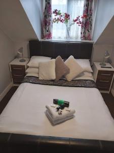 sypialnia z dużym białym łóżkiem i oknem w obiekcie earlsmere hotel w mieście Hull