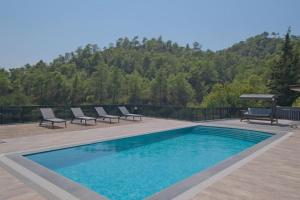 Bazén v ubytování Luxurious and serene bungalow surrounded by stunning mountain view nebo v jeho okolí