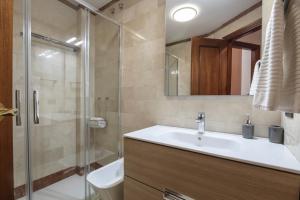 A bathroom at La Minilla Suite