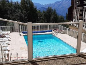 basen na balkonie budynku w obiekcie Duplex 6 pers, skis aux pieds, piscine & sauna - L'Alpe d'Huez - FR-1-405-211 w mieście LʼHuez
