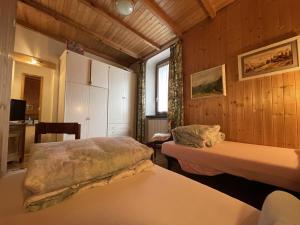 a bedroom with two beds in a room at Appartamenti Casa Albi in Pinzolo