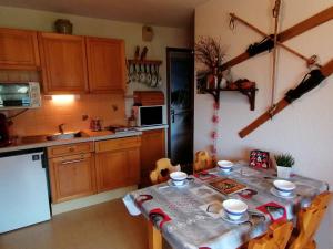 eine Küche mit einem Tisch und einem Tischtuch darauf in der Unterkunft Appartement Le Grand-Bornand, 1 pièce, 4 personnes - FR-1-241-221 in Le Grand-Bornand