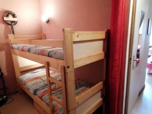 Двухъярусная кровать или двухъярусные кровати в номере Appartement Le Grand-Bornand, 1 pièce, 4 personnes - FR-1-241-221