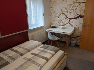 ワイマールにあるHaus Constantinのベッドルーム1室(ベッド2台、デスク、テーブル付)