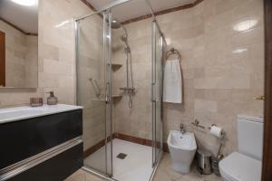 A bathroom at La Minilla Suite