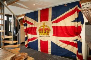 Una pared con una bandera con una corona. en Snobs and Rebels Apartments en Shaftesbury