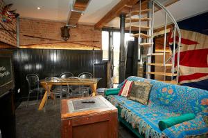 uma sala de estar com um sofá e uma mesa em Snobs and Rebels Apartments em Shaftesbury