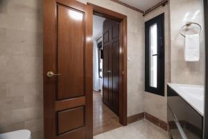 A bathroom at La Minilla Suite