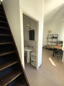 La salle de bains est pourvue d'un lavabo et d'un escalier. dans l'établissement Villeurbanne • T1 Février • HostisY, à Villeurbanne