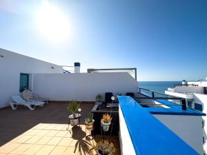 uma varanda de uma casa com vista para o oceano em Penthouse by the beach em Torrox Costa