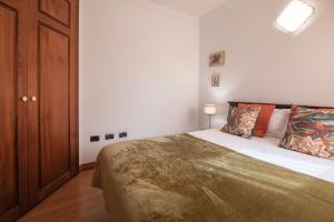 A bed or beds in a room at La Minilla Suite