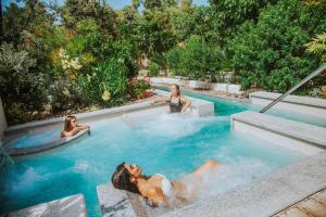 Corte Bianca - Adults Only & SPA - Bovis Hotels في كارديدو: وجود مجموعة أشخاص في المسبح