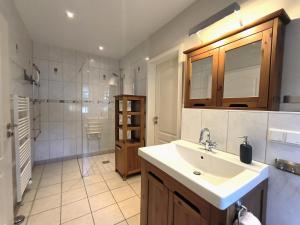Bilik mandi di Ferienhaus Inger - stilvolles und modernes Ferienhaus mit Terrasse und Gartennutzung +14 gambar